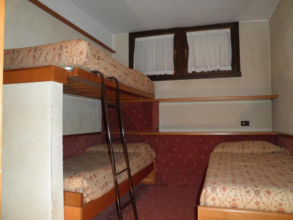 R.T.A. Hotel Des Alpes 2 Madonna Zimmer foto