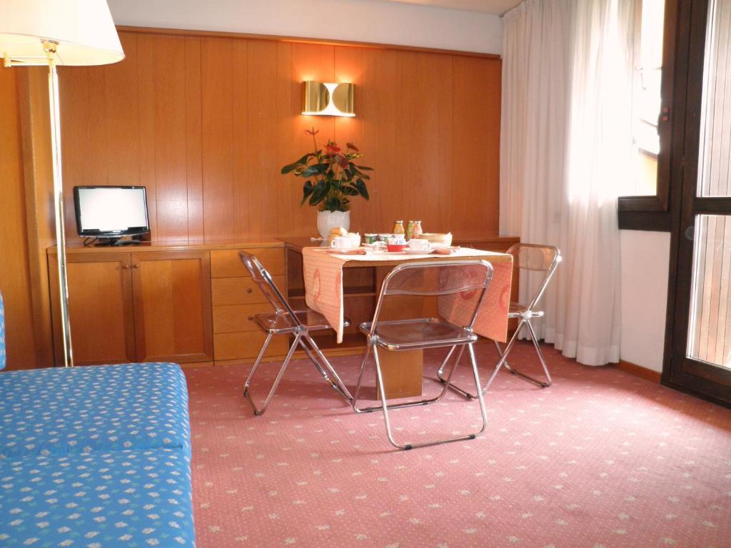 R.T.A. Hotel Des Alpes 2 Madonna Zimmer foto